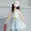 Conjunto de Capas Estilo Coreano para Niñas 2026 Verano Nuevo Estilo para Niños Mayores, Incluye una Camisola, un Cubre-Traje de Encaje y Pantalones Acampanados Conjunto de Verano de Tres Piezas