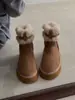 Elegantes y minimalistas, estas cálidas botas peludas con forro de polar y detalle de hebilla son una nueva colección otoño/invierno 2026 de botas de nieve cortas para mujer