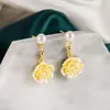 "Menina Camélia" Brincos de Flor de Camélia Pérola Gentil Retrô para Mulheres, Brincos de Flor de Rosa de Resina Exquisitos Estilo Chá