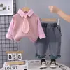 Ropa de Otoño para Niño Pequeño 2025 Primavera y Otoño Nuevo Conjunto de Tres Piezas con Corbata Estilo Universitario Infantil Venta al por Mayor Directa de Fábrica