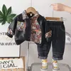 Conjunto de Jaqueta de Couro Duas Peças para Meninos com Lapelas de Cor Contrastante, Jacquard de Animal Cartoon e Design Patchwork, Adequado para Primavera e Outono, Roupa Infantil da Moda