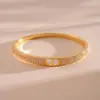 Pulseira Oca Oval com Zircônia Galvanizada em Ouro Real 18K, Pulseira de Design Exclusivo, Luxo Leve, Sensação de Alto Padrão, Joia de Mão Elegante