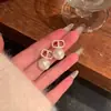 Brincos de Pérola com Letras de Luxo Leve para Mulheres, Elegantes e Sofisticados, Acessórios de Orelha Estilo Chanel, Presilhas de Orelha tipo Bobina de Mosquito Sem Furo