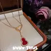 Joalheria: Colar de Diamante Brilhante com Cabacinho Vermelho das Seis Joias e Cabacinho Branco de Madrepérola Australiana, Conjunto de Brincos e Anel de Alto Padrão Personalizado para Sorte e Prosperidade para Reunião Anual
