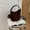 2026 Bolso Cubo de Moda Versátil Simple Estilo Coreano Nuevo con un Toque de Lujo, Bolso Cruzado y de Hombro Simple Casual