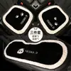O apoio de cabeça e lombar para carro Blue Rain, com um fofo design de panda, é uma almofada lombar de carro versátil, adequada para todas as estações e fornece suporte para o pescoço.
