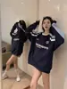 [Em estoque de fábrica] Moletom com Gola Redonda em Cor Contrastante Feminino Outono e Inverno 2024 Novo Casual Solto Comprimento Médio Top Esportivo