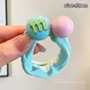 Coloridos coleteros de nuevo estilo 2026, versátiles y dulces, con accesorios de M&M's, anillos de toalla, diseños de dibujos animados y un estilo fresco y lindo, perfectos para accesorios para el cabello de niños