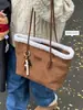 Bolso de Axila de Alta Gama Retro para Mujer Invierno 2025 Nuevo Bolso Tote de Gamuza Gran Capacidad Bolso de Hombro Único de Felpa