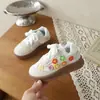 Tênis casuais respiráveis bordados com estampas florais delicadas, tênis para meninas, tênis esportivos de cano baixo para primavera e outono, sapatos infantis com sola macia