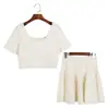 Conjunto Tricot Liso Cor Sólida Novo de Verão para Mulheres, Gola Quadrada, Borda Ondulada, Top de Manga Curta, Saia Plissada, Conjunto de Duas Peças Atacado