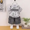 Conjunto de Verão para Meninos 2026 Nova Moda de Verão Infantil Estiloso Estilo Coreano Estampa de Leopardo Letra Fino Conjunto de Duas Peças Tendência