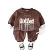 Ropa para Niños Yihao Traje de Otoño e Invierno para Niños 2025 Nuevo Conjunto de Dos Piezas con Letras Ropa de Bebé de Moda con Forro Polar