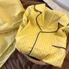 Pijama feminino de alto valor, estilo simples, listrado de amarelo, conjunto de primavera e outono com mangas compridas e calças compridas, conjunto de duas peças para casa