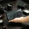 Bolsa para cámara Ricoh 12s de mochilero, disponible en cinco colores, hecha de material suave con forro de felpa e incluye una ranura para tarjeta de memoria