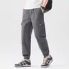 Calça cargo de cor sólida estilo americano para homens, nova coleção de outono, corte solto, punhos nas barras, calça comprida casual com múltiplos bolsos, calça com punhos estilo workwear