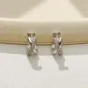 Brincos de Argola Lisos Minimalistas de Luxo Leve Estilo Europeu e Americano para Mulheres, Moda Estrelada, Brincos de Temperamento Cool e Elegante