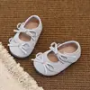 Zapatos de piel para niña, nuevo modelo de otoño con lazo, zapatos de princesa para niños, zapatos planos para niñas pequeñas, zapatos para gatear para niñas con suela blanda