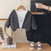 Traje casual estilo coreano para niños de uno a cinco años, nuevo suéter de manga larga de color liso con cremallera para otoño, conjunto de tres piezas