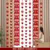 La habitación de bodas está dispuesta para hombres y mujeres, el dormitorio principal, la sala de estar, el hotel, la casa nueva, la cortina, la flor, el traje, los adornos colgantes con el carácter de 'feliz' largo