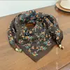 Bufanda pequeña cuadrada de terciopelo con hebilla, estilo coreano, flores, plantas, letras, a juego para otoño e invierno, artística, retro