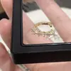 Pendientes Clip de Oreja Retro Europeo y Americano de Lujo Ligero con Sentido de Alta Gama Chapados en Cobre Oro Real Personalidad Elegante Moda Versátil para el Viaje Diario