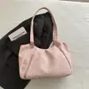 Bolso de hombro grande, de color blanco lechoso suave, con estampado de estrellas - perfecto para salidas diarias, creando un ambiente relajado y elegante