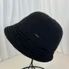 Sombrero de Pescador de Ala Ancha Cálido para Mujer Otoño e Invierno con Rayas Delanteras y Traseras, Logo Metálico, Simple y Versátil