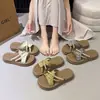 Sandalias de playa versátiles tipo slip-on bordadas para combinar con faldas, chanclas de plataforma gruesa con perlas, modelo nuevo 2025