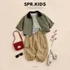 Jaqueta infantil color-block retrô, conjunto de camiseta estampada de duas peças e calça de trabalho casual - um conjunto estiloso de três peças para crianças