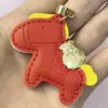 Colgante llavero de cuero Año del Caballo, un práctico regalo de Año Nuevo con temática de caballo zodiacal, un amuleto de la suerte y una correa para teléfono de aleación de zinc