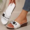 Nuevas sandalias de mujer de comercio exterior transfronterizo con suela gruesa, hebilla, remaches y tacón de cuña abierto para la playa