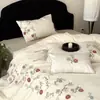 Conjunto Romântico Francês de Algodão Escovado 100S Quatro Peças Flores Pequenas Bordado em Toalha Acabamento em Renda Capa de Edredom Quente para Outono e Inverno