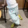 Ropa Infantil Coreana Conjunto para Niñas Verano 2025 Nuevo Elegante Chaleco Blanco de Bebé Pantalones Rayados Anti-Mosquitos para Niños Moderno