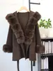 Casaco de lã dupla face com capuz, tricô e retalhos de pele sintética, novo estilo outono/inverno, exala um ar sofisticado e elegante, com cinto, um casaco de tricô moderno para mulheres