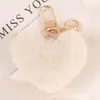 Llavero Colgante Creativo de Pompones en Forma de Corazón Accesorio de Felpa de Corazón Color Caramelo Etiqueta Redonda de Metal con Letra Adorno Colgante