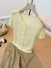 Camiseta de punto hueca amarilla única y hermosa de manga corta para mujer, diseño de verano con un aspecto impresionante, top de seda helada con hombros normales, estilo fino