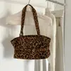Bolsa Retro para o Dia a Dia com Estampa de Leopardo, Design de Nicho, Nova Bolsa Tote para o Dia a Dia, Grande Capacidade, Bolsa de Mão e Bolsa de Ombro Fashion e Estilosa