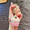 Novo Chaveiro de Copo de Sorvete de Morango com Óleo Fofo Frasco com Areia Movediça Coração de Menina Pingente de Bolsa Pequeno Presente Venda por Atacado