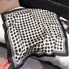 Primavera 2025 Nuevo Pañuelo Moda Estilo Occidental Combinable Cuadrado Pequeño 70cm Pañuelo Decorativo Protección Solar Chal de Viaje Mujer
