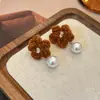 Pendientes Pequeños de Flor de Ciruelo Suaves Estilo Francés Aguja de Plata para Mujer, Pendientes Versátiles Simples con Colgante de Perla, Pendientes de Hilo Tejido para Mujer