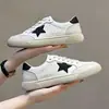 Tênis Branco com Estampa de Grou Super Popular Leve Solado Macio Sapatinhos Brancos Feminino 2026 Nova Coleção Primavera/Outono Combina com Saias Sapatos Estrelados Planos Casuais Cem
