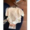 Camisa de Tricô Redonda Exquisita com Letras Estilo Old Money Cinza para Mulheres Verão 2026 Nova Blusa de Manga Curta Macia e Versátil