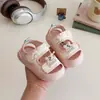 Sapatos de bebê antiderrapantes respiráveis para o verão de 2026 para iniciantes de meninas, sapatos fofos para crianças pequenas, sandálias infantis da moda com sola macia