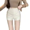 Shorts femininos pequenos de couro PU, novo estilo outono e inverno, shorts pretos de cintura alta em linha A justos para usar como peça externa