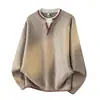 Novidade Outono/Inverno 2026: Suéter Masculino Gola Redonda Color Block, Confortável e Versátil, Gola V Pequena, Estilo Americano High Street, Blusa Casual para Homens