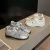 Zapatillas de mujer de diseño único con suela gruesa, nuevo modelo otoño 2026, estilo universitario, zapatos blancos versátiles que combinan con faldas, antideslizantes
