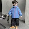 Jaqueta corta-vento infantil para primavera e outono com bordado de dinossauro, estilo coreano, sobretudo com capuz, conjunto de duas peças, jaqueta para crianças pequenas e médias