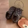 Sapatos pequenos de couro da moda e versáteis para meninas, nova coleção primavera/verão 2026, sapatos Mary Jane de bolinhas com sola macia para crianças, disponíveis em tamanhos para meninas mais novas e mais velhas