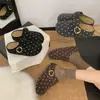 Mules estilo coreano de bolinhas, sem cadarço, com palmilha interna para aumento de altura, vestuário feminino para uso externo, coleção outono 2026, com detalhe de fivela